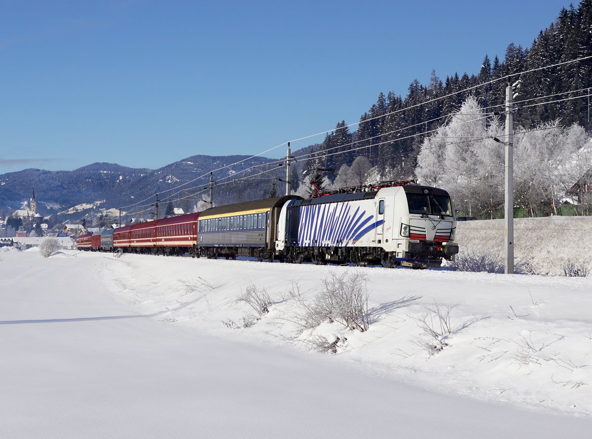 Die 193 772 mit einem Turnuszug nach Schladming am 21.01.2017 unterwegs bei Radstadt.