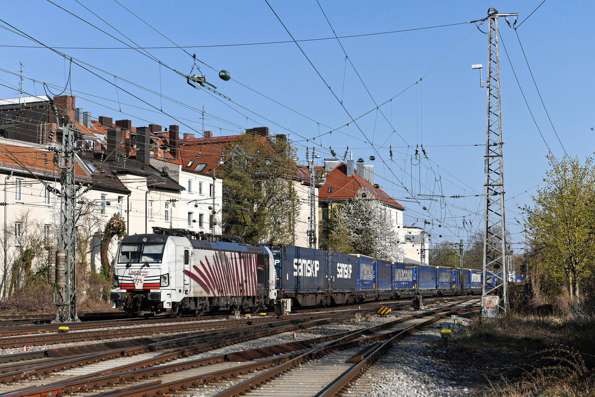 Die 193 775 bespannte am 06. April 2020 den DGS 41850 von Trieste Campo Marzio nach Krefeld Uerdingen. An der östlichen Bahnhofsausfahrt in München Süd fädelte sich der gut ausgelastete und hauptsächlich mit Aufliegern der Spedition Intercombi beladene KLV-Zug auf die Gleise Richtung München Laim ein. 
