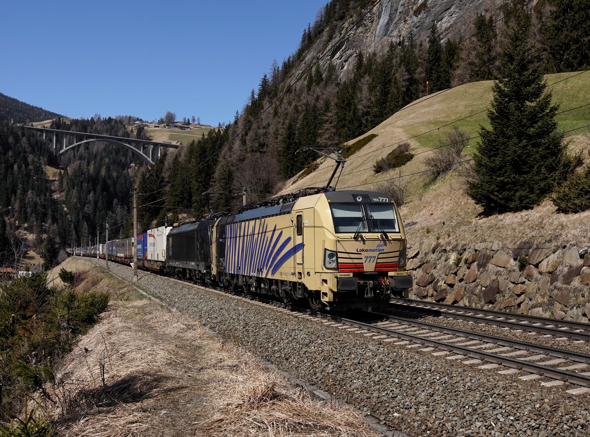 Die 193 777 und die 185 564 mit einem KLV-Zug am 07.04.2018 unterwegs bei St. Jodok.