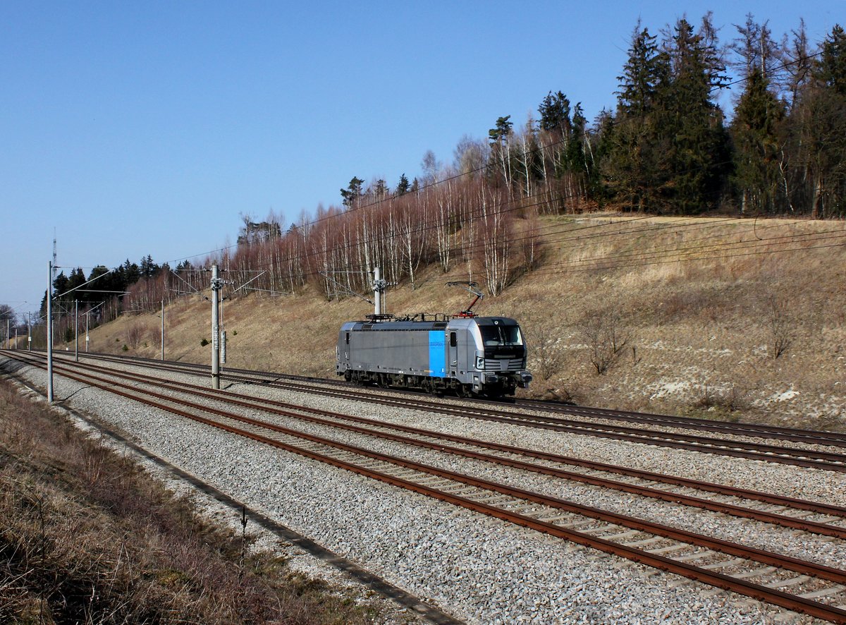 Die 193 801 am 18.03.2016 unterwegs bei Unterweilbach.