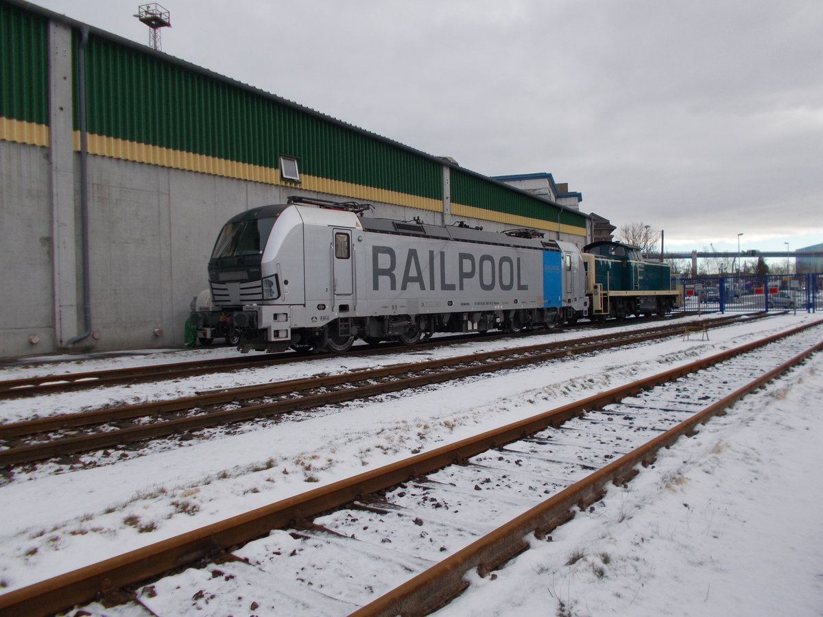 Die 193 801 von Railpool und die Railsystems 295 088,am 17.Januar 2017,im Stralsunder Nordhafen.Aufnahme durch den Zaun.