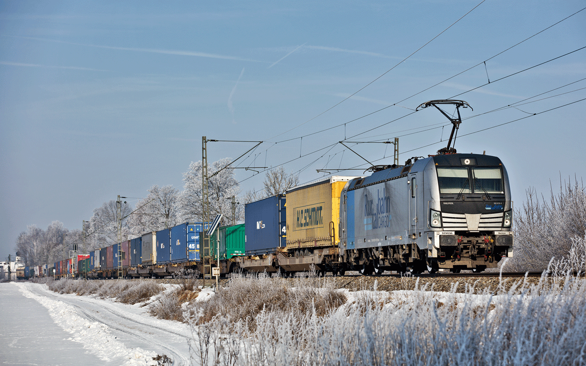 Die 193 810-9 donnert in Langenisarhofen mit einem KLV-Zug vorbei.Bild vom 19.1.2017