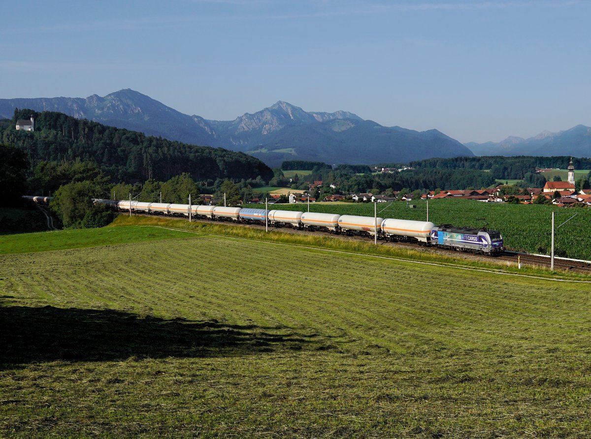 Die 193 810 mit einem Gaskesselzug am 20.07.2019 unterwegs bei Vachendorf.