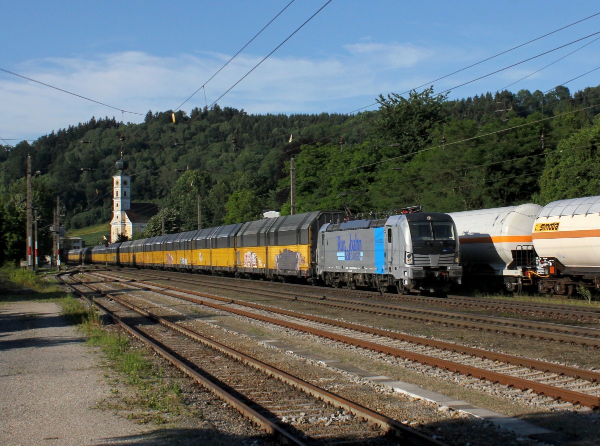 Die 193 810 mit einem Autozug am 28.06.2015 bei der Durchfahrt in Wernstein.