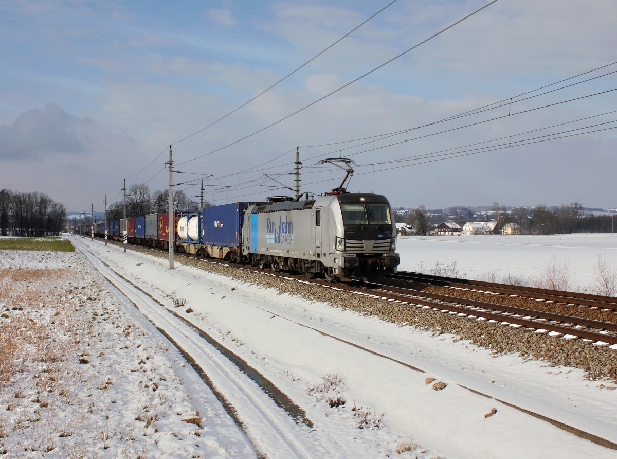 Die 193 810 mit einem KLV-Zug am 16.01.2016 unterwegs bei Taufkirchen a. d. Pram.