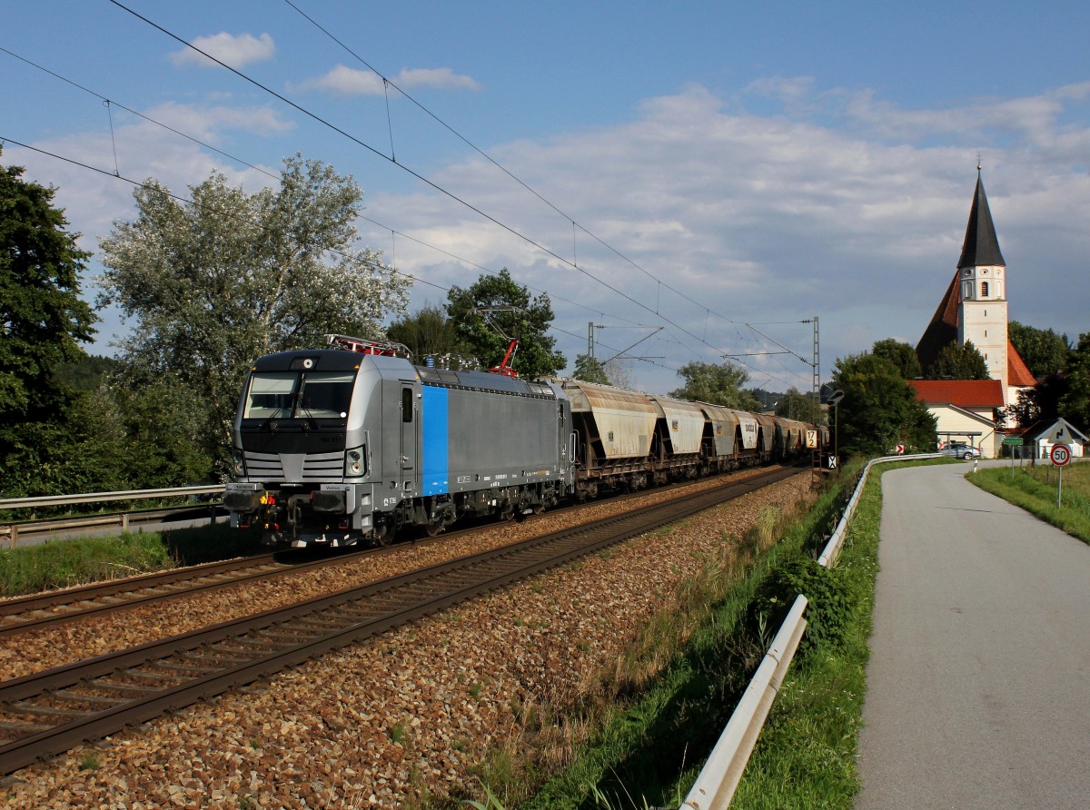 Die 193 811 mit einem Getreidezug am 24.08.2014 unterwegs bei Hausbach.