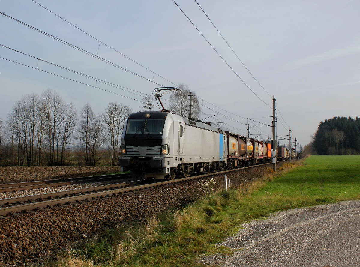 Die 193 811 mit einem KLV-Zug am 22.11.2014 unterwegs bei Heitzingerau.