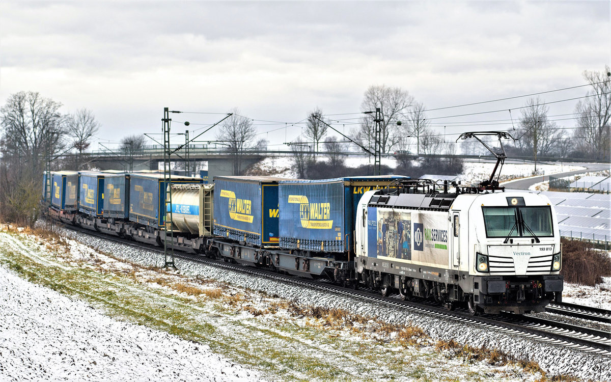 Die 193 813 fährt am 16.1.2018 mit einem LKW Walterzug in Langenisarhofen vorbei.