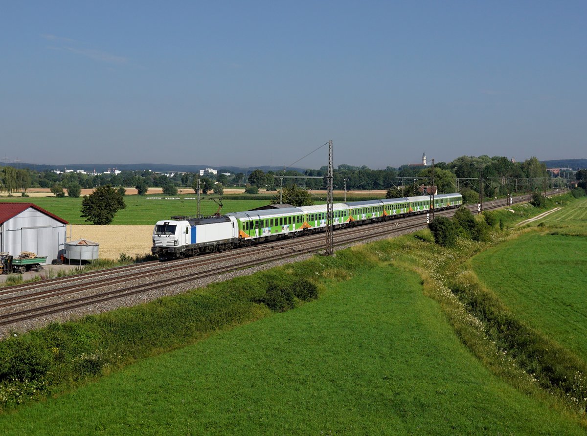 Die 193 813 mit dem Alpen Sylt Nachtexpress  am 19.07.2020 unterwegs bei Donauwörth.