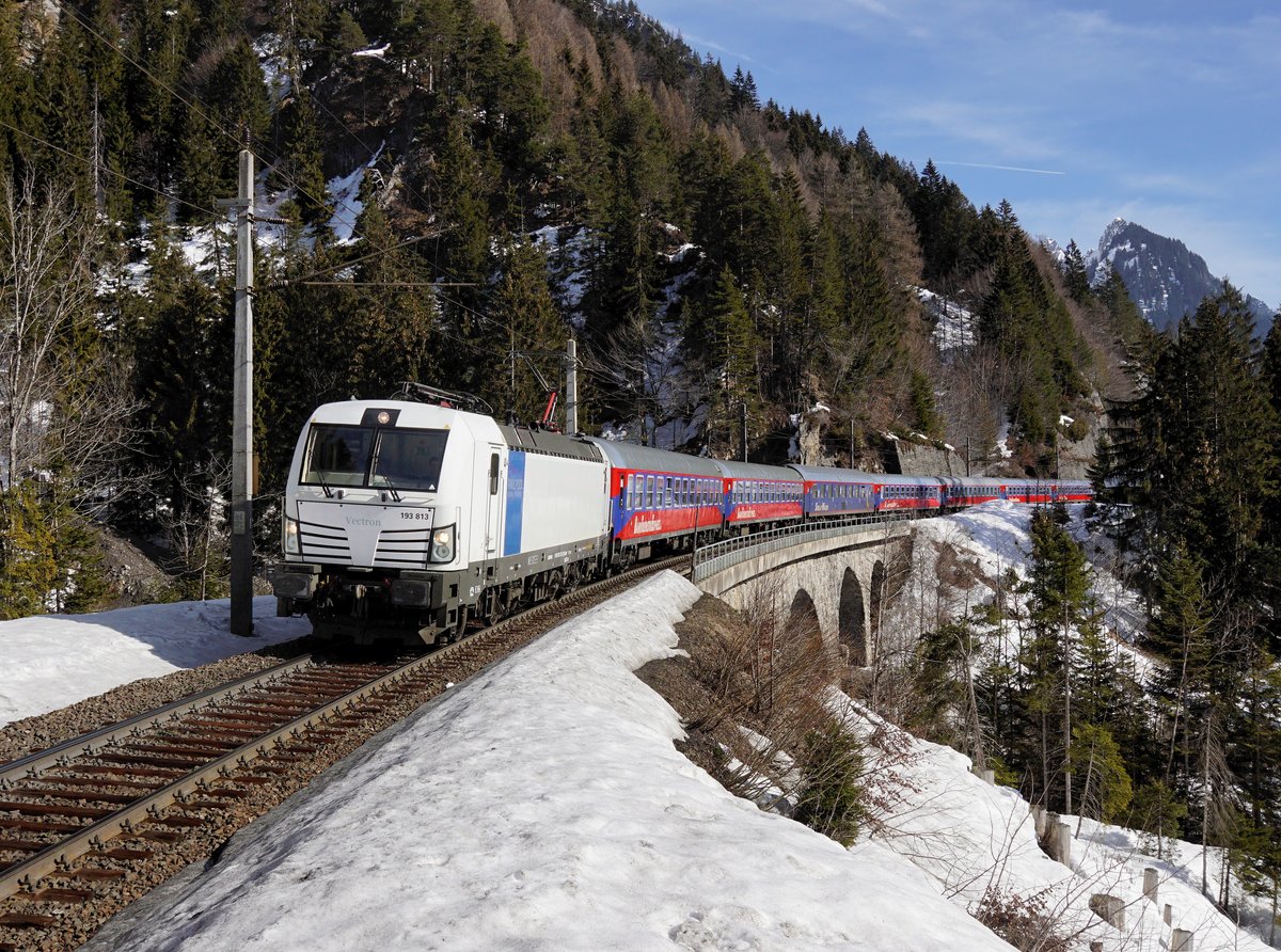 Die 193 813 mit einem Ski Zug nach Bludenz am 23.02.2019 unterwegs bei Wald am Arlberg.