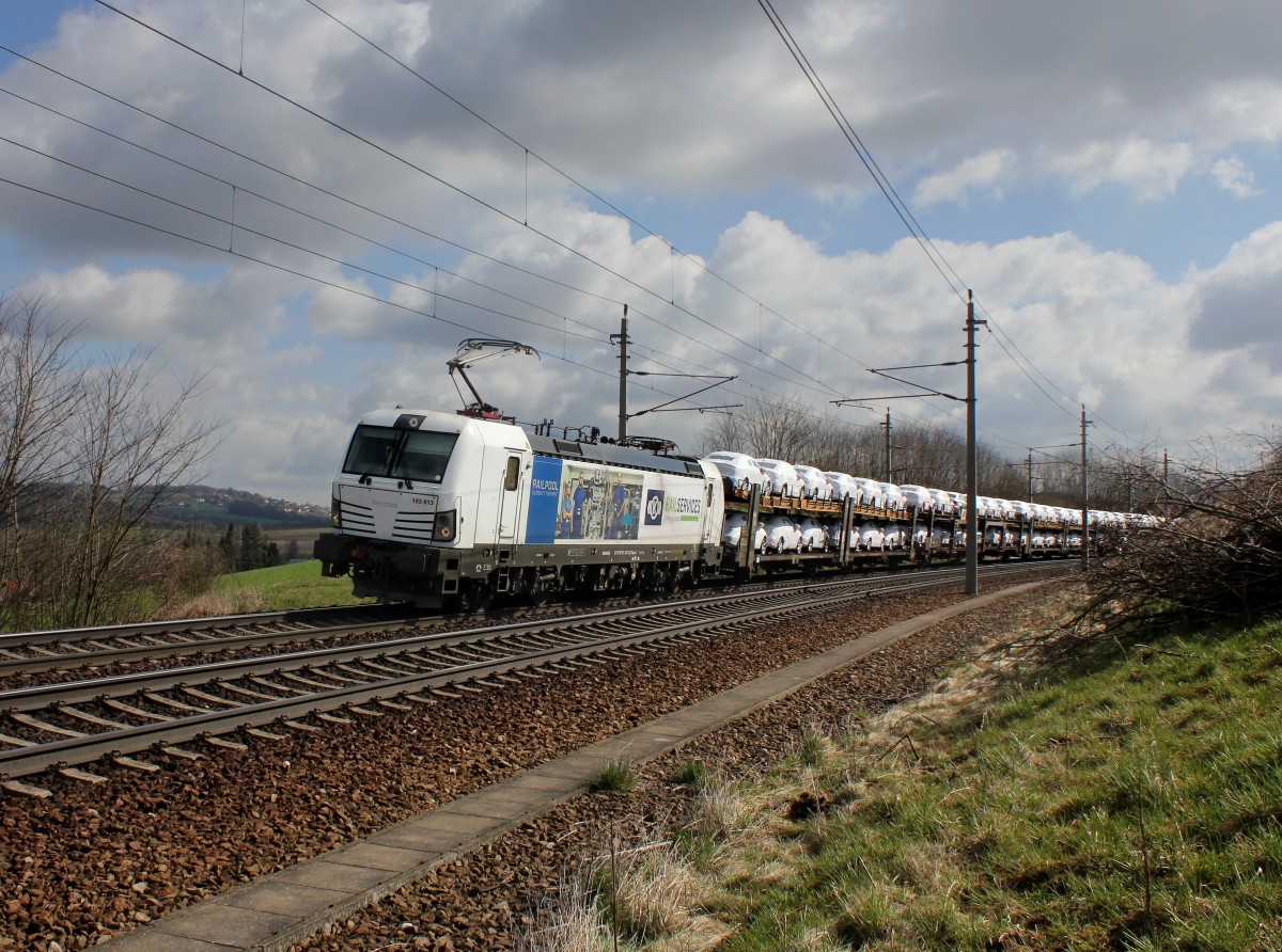 Die 193 813 mit einem Autozug am 03.04.2015 unterwegs bei Haiding.