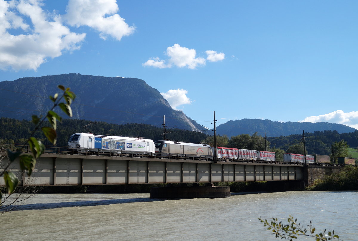 Die 193 813  Rail Services  und eine ES 64 U2 von TX Logistik mit einem KLV-Zug auf der Innbrücke vor Langkampfen in Fahrtrichtung Deutschland, 25.09.2018.