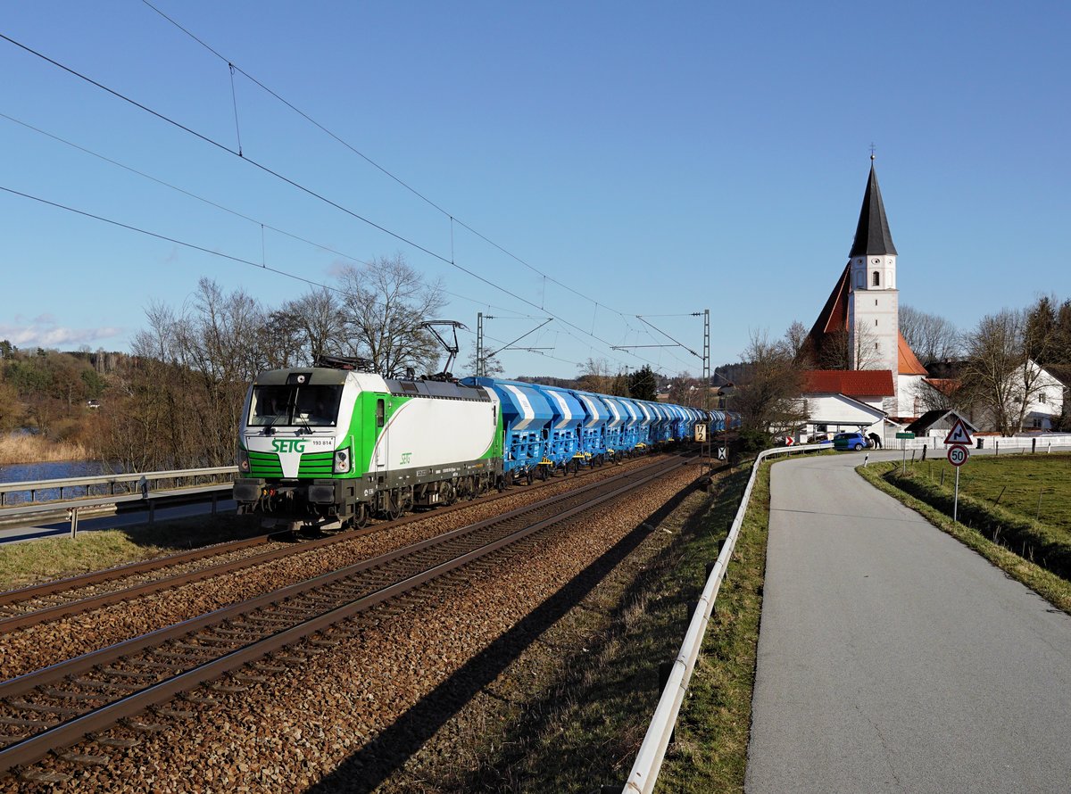 Die 193 814 mit einem Düngerzug am 01.03.2020 unterwegs bei Hausbach.