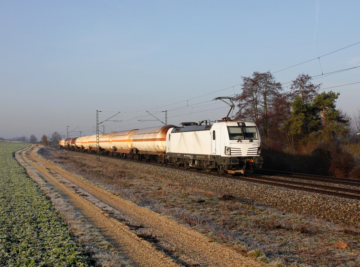Die 193 815 mit einem Gaskesselzug am 28.12.2015 unterwegs bei Langenisarhofen.