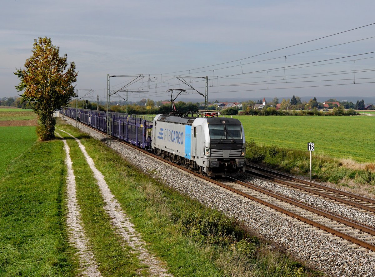 Die 193 816 mit einem leeren Autozug am 06.10.2018 unterwegs bei Moosham.