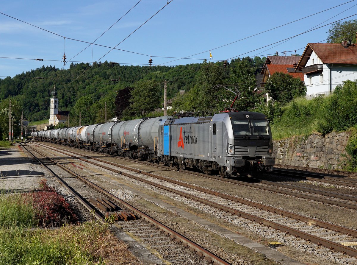 Die 193 817 mit einem Kesselzug am 28.05.2017 bei der Durchfahrt in Wernstein.