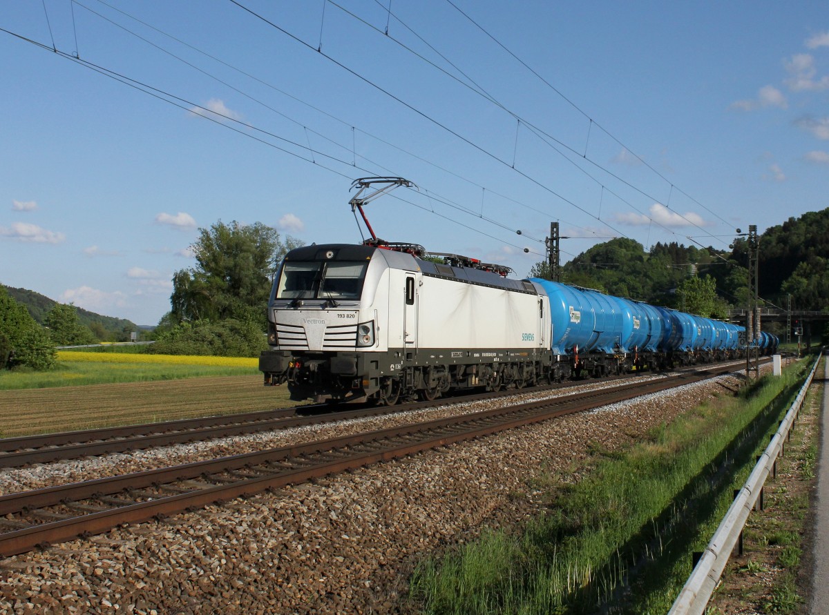 Die 193 820 mit einem Kesselzug am 10.05.2015 unterwegs bei Einöd.