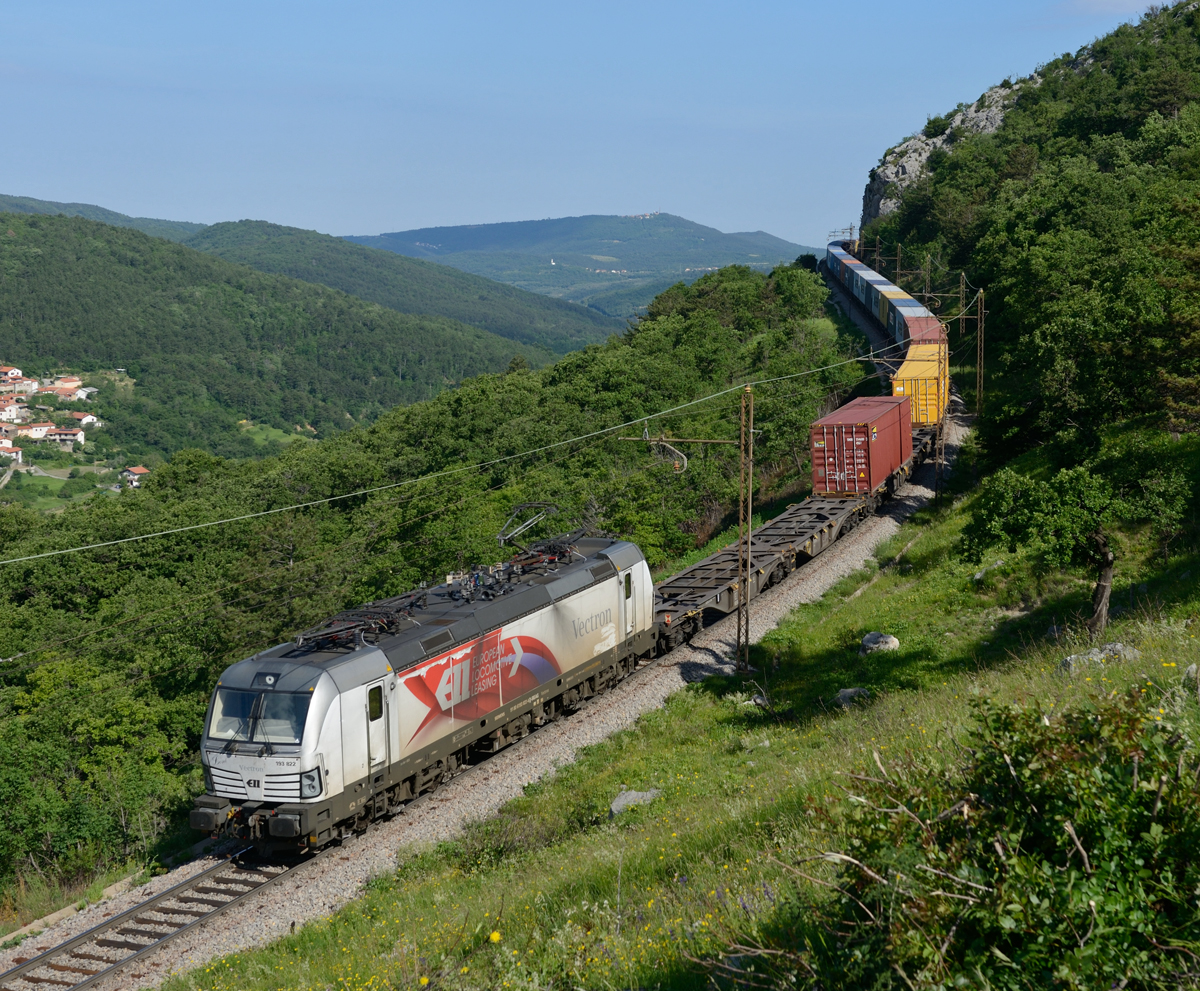 Die 193 822 wurde 2015 von der RCA angemietet und versieht ihren Dienst meist auf der Koper-Rampe, so auch am 16. Mai 2017, fotografiert  oberhalb von Hrastovlje.
