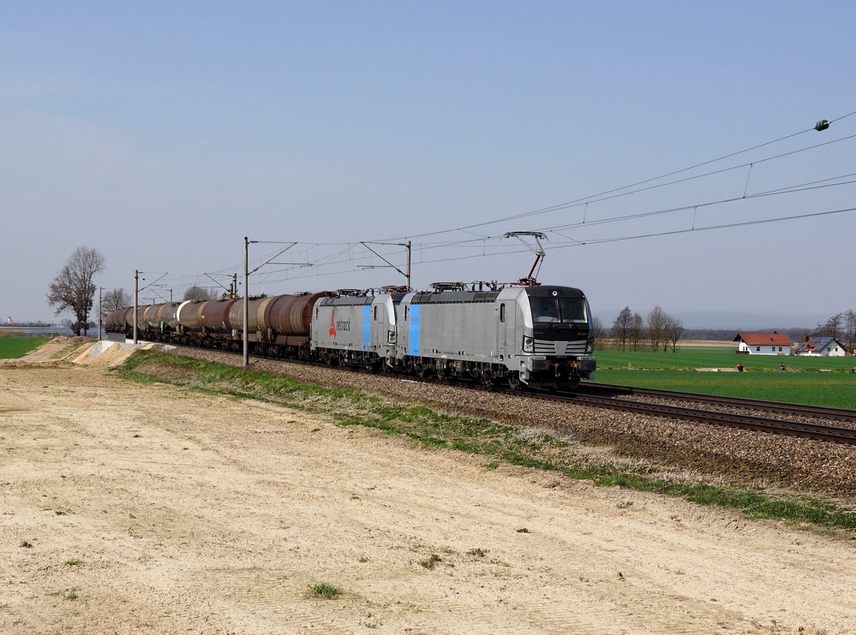 Die 193 826 und die 193 828 mit einem Kesselzug am 01.04.2017 unterwegs bei Schambach.