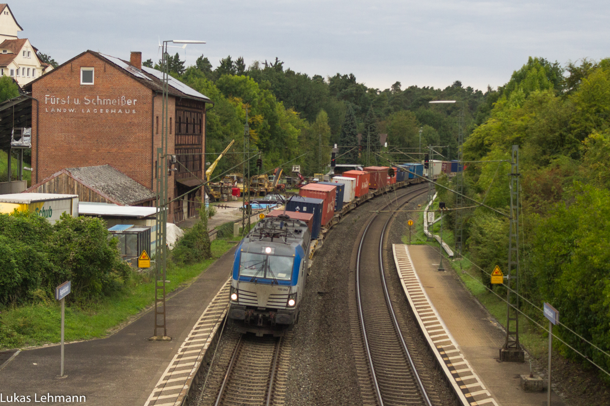 Die 193 842 von BoxExpress fährt mit ihrem Containerzug durch Hagebbüchach unf fährt Richtung Nürnberg, 9.9.17