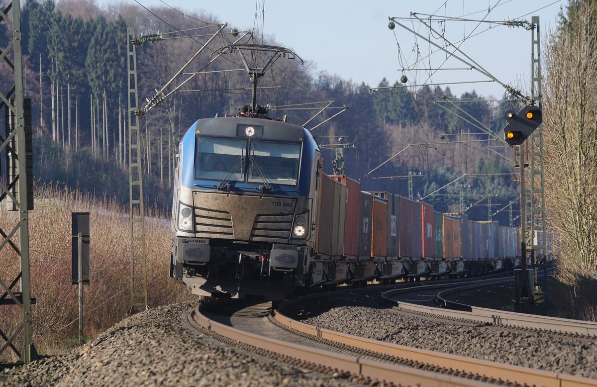 Die 193 843 der boxXpress GmbH zieht einen Containerzug am 14.02.2018 aus Osnabrück kommend in Fahrtrichtung Bremen, kurz vor der Brücke über den Mittellandkanal bei Stirpe-Oelingen.