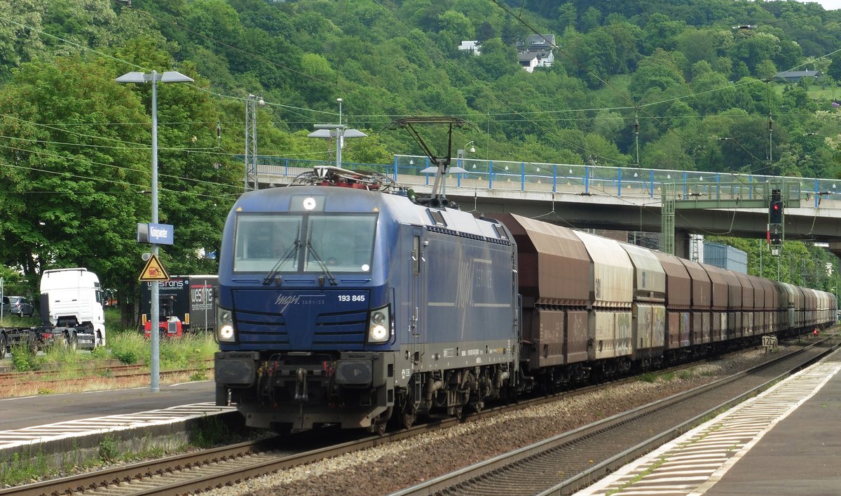 Die 193 845 der MGW mit einem Güterzug durch Königswinter in Richtung Köln.

Königswinter
28.05.2016