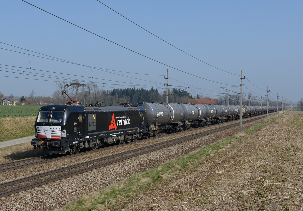 Die 193 872 war am 10. April 2015 mit dem LTE-Zug 47193 von Passau nach Hegyeshalom unterwegs, und wurde von mir bei Riedau bildlich festgehalten.