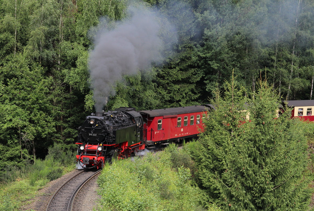 Die 1931 erbaute 99 222, die erst über Umwege zur HSB gelangte, zieht hier im Drängetal den P8925 bergwärts.

Drängetal, 13. August 2017
