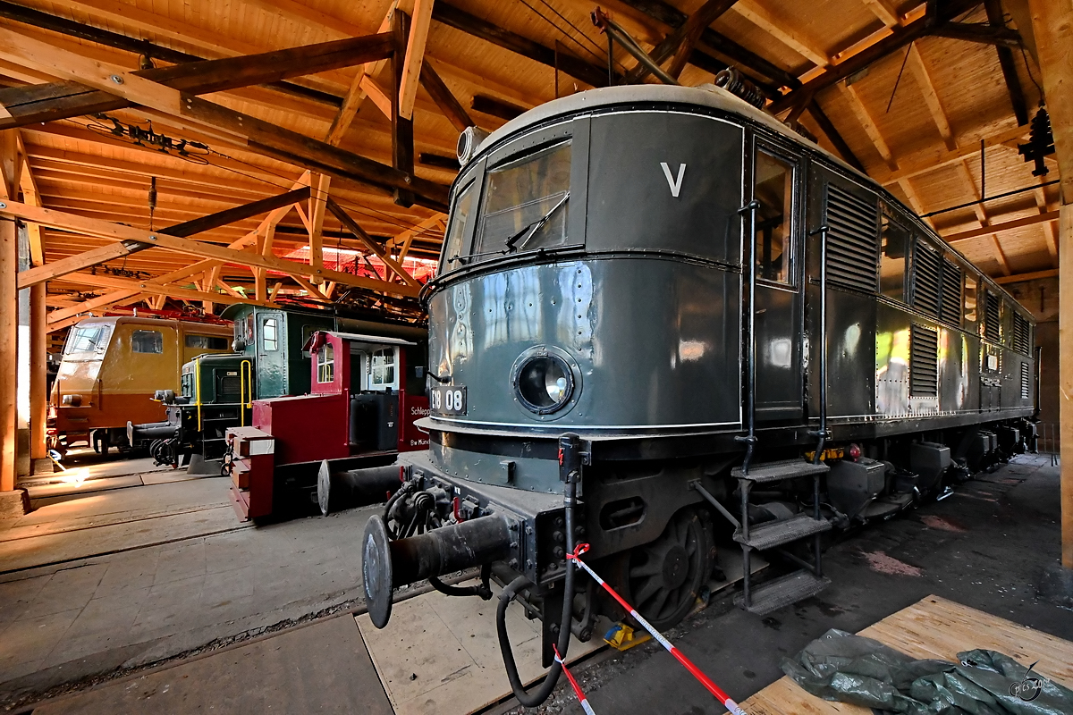 Die 1936 gebaut Elektrolokomotive E 18 08 war Anfang Juni 2019 im Europahaus des Bahnparkes in Augsburg zu sehen.