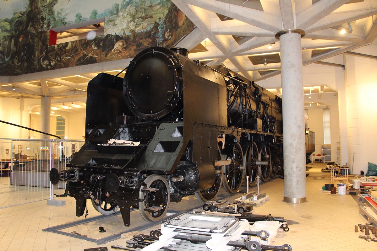 Die 1936 gebaute 12.10 ist die größte je im heutigen Österreich gebaute Dampflok .
Nach Jahrzehnte langer Abstellung im freien wird sie nun im Technischen Museum Wien dauerhaft ausgestellt . Noch sind  die Treibstangen und Kleiteile nicht montiert, die Fertigstellung wird bis Ostern 2020 andauern .