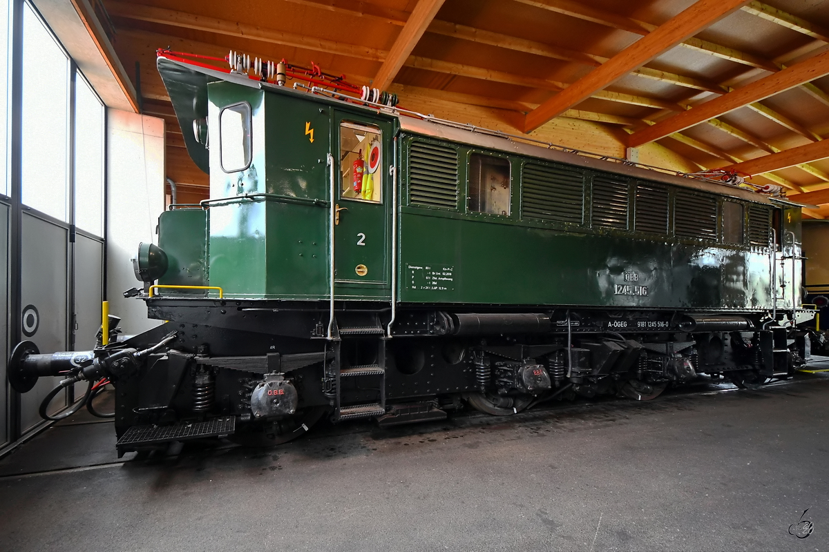 Die 1938 gebaute Elektrolokomotive 1245.516 war Mitte August 2020 im Lokpark Ampflwang zu sehen.
