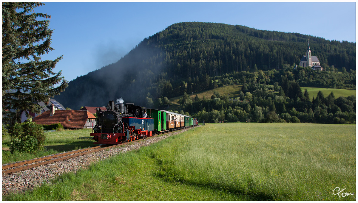 Die 1939 bei Borsig in Berlin gebaute Heeresfeldbahnlokomotive HF 210E, SKGLB 22  Aquarius C  fährt mit einem Sonderzug auf der Murtal bzw. Taurachbahn von Murau nach Mauterndorf. Tamsweg 19.07.2018