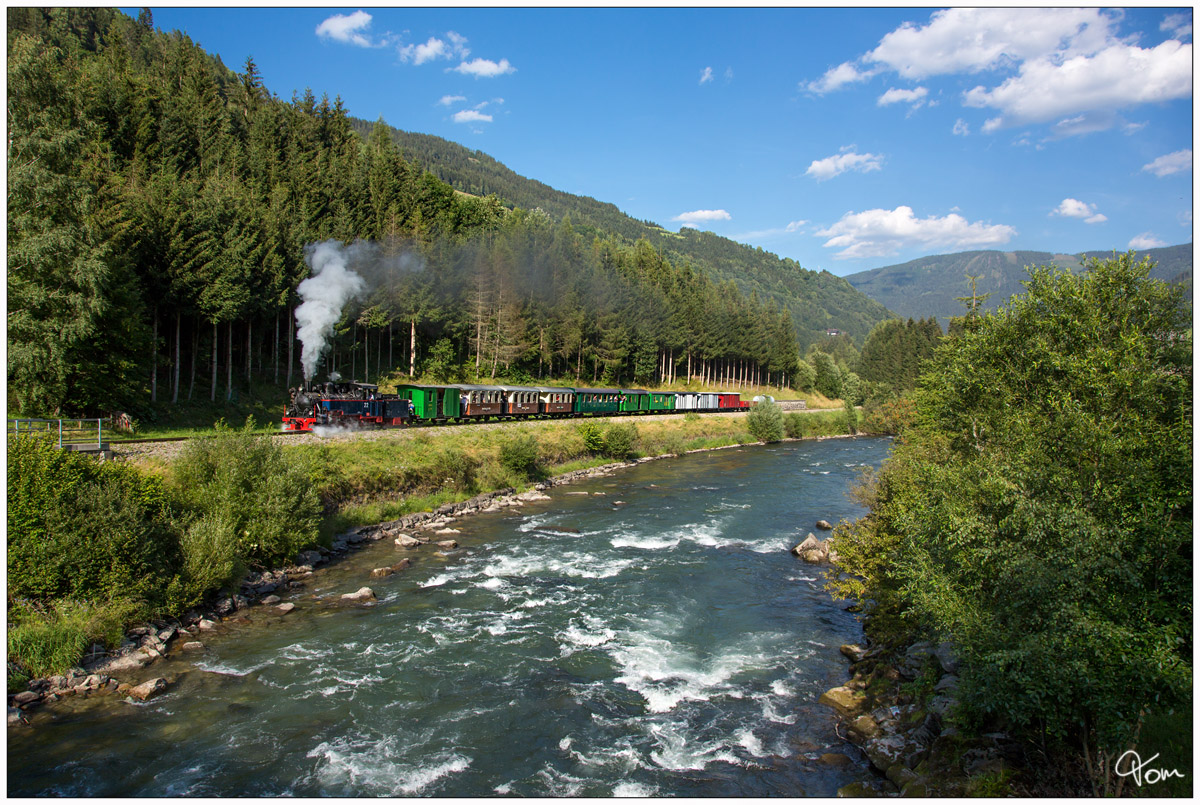 Die 1939 bei Borsig in Berlin gebaute Heeresfeldbahnlokomotive HF 210E, SKGLB 22  Aquarius C  fährt mit einem Sonderzug auf der Murtal bzw. Taurachbahn von Murau nach Mauterndorf. Hintering 19.07.2018