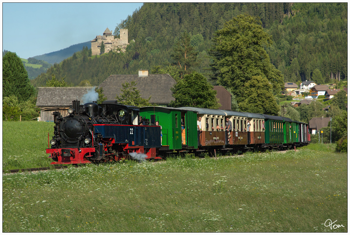 Die 1939 bei Borsig in Berlin gebaute Heeresfeldbahnlokomotive HF 210E, SKGLB 22  Aquarius C  fährt mit einem Sonderzug auf der Murtal bzw. Taurachbahn von Murau nach Mauterndorf. Im Hintergrund ist die Burg Finstergrün zu sehen. Ramingstein  19.07.2018