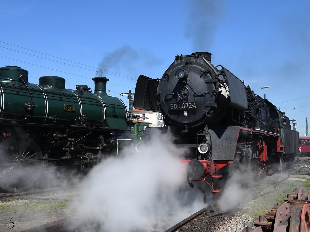 Die 1940 bei Krauss-Maffei gebaute 50 0072-4 macht ordentlich Dampf. (Bayerisches Eisenbahnmuseum Nördlingen, Juni 2019)