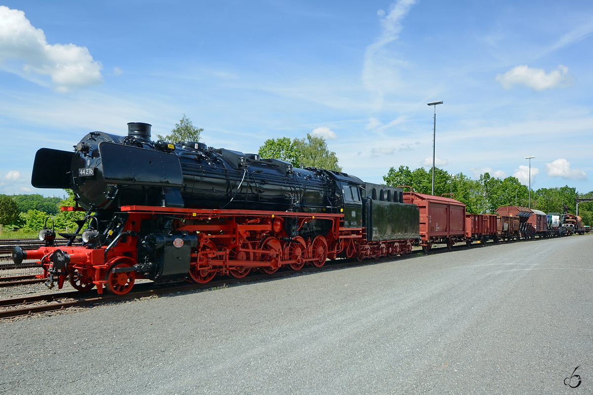 Die 1940 gebaute Dampflokomotive 44 276 war im Deutschen Dampflokomotiv-Museum Neuenmarkt-Wirsberg stilecht vor einem Güterzug gespannt. (Juni 2019)