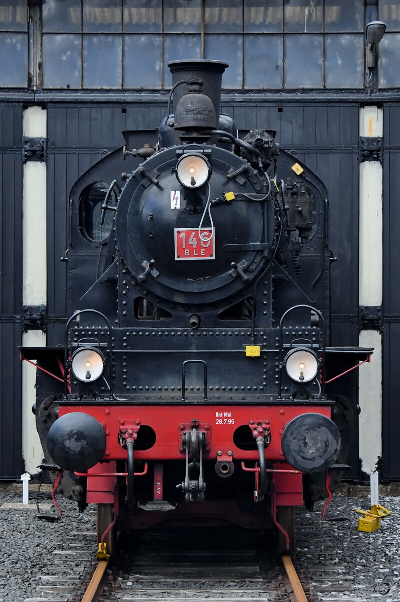 Die 1941 bei Henschel gebaute Dampflokomotive 146 BLE wurde ursprünglich an die JM - Kleinbahn AG Jauer-Maltsch ausgeliefert. (Eisenbahnmuseum Bochum, April 2024)