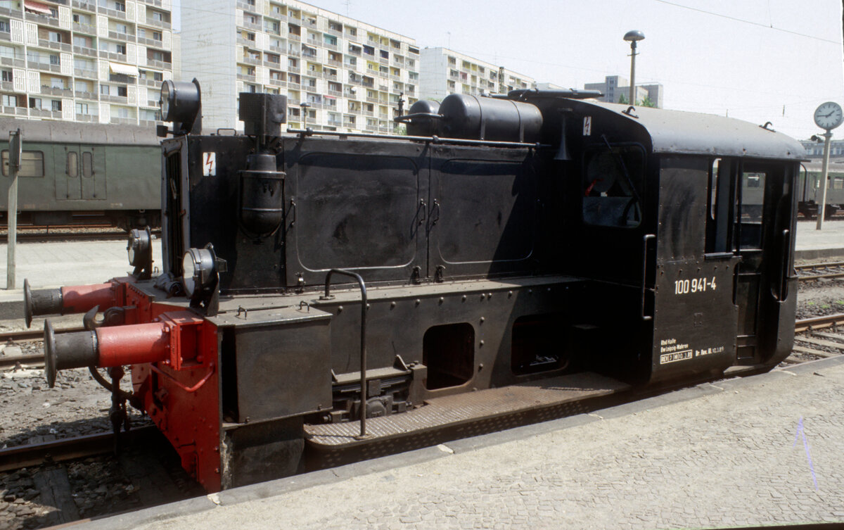 Die 1941 von Deutz an ein Unternehmen gelieferte Kleinlok gelangte erst 1951 unter Köf 5741 an die DR, wurde dort 1970 in 100 941 umgezeichnet. Unter dieser Tfz.-Nummer erfolgte diese Aufnahme am 14.10.1990 im Bayerischen Bahnhof in Leipzig.