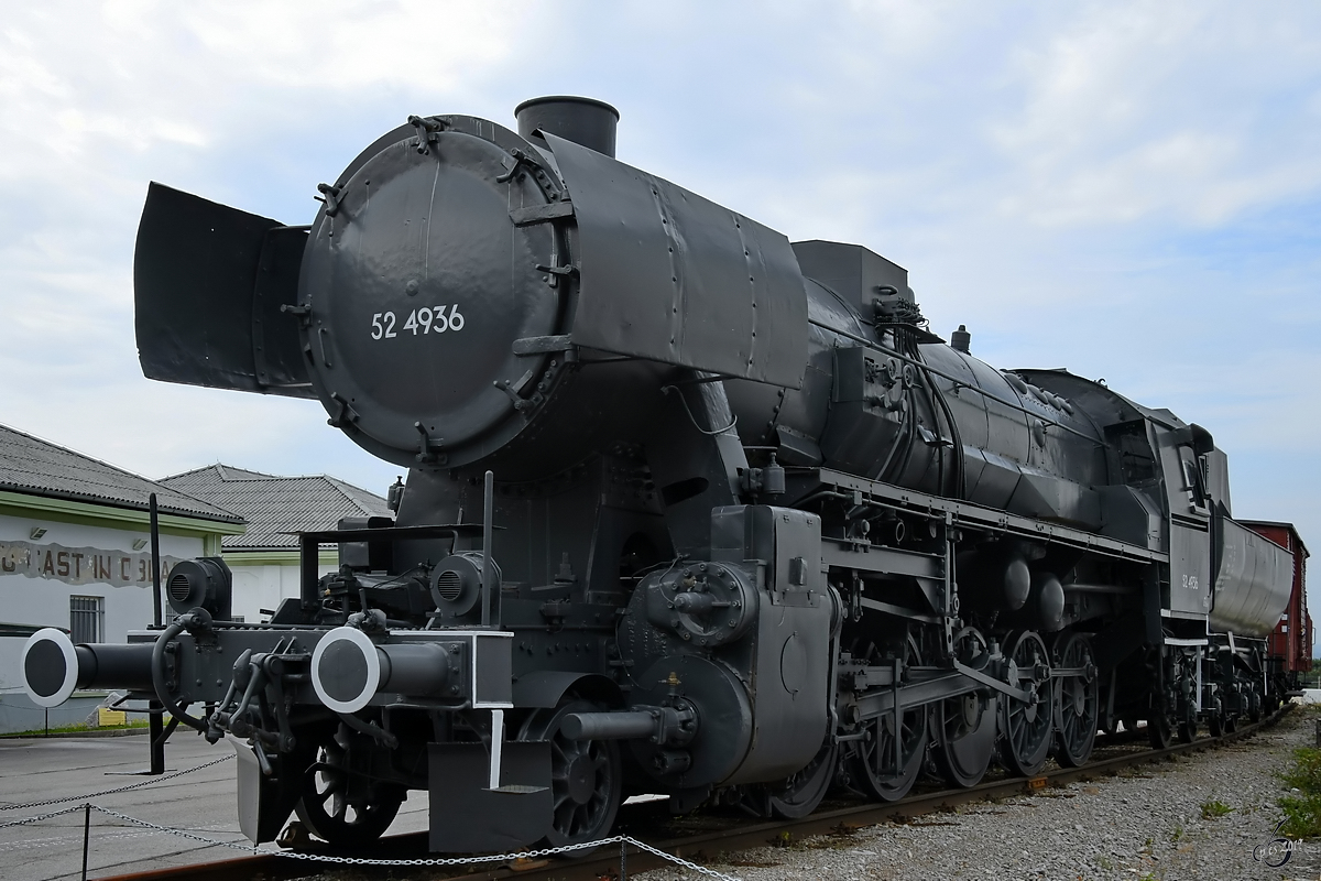 Die 1943 gebaute Dampflokomotive 52 4936 war nach dem 2. Weltkrieg als 33-110 bei der  jugoslawischen Staatsbahn im Einsatz und steht jetzt im Park der Militärgeschichte in Pivka. (August 2019)