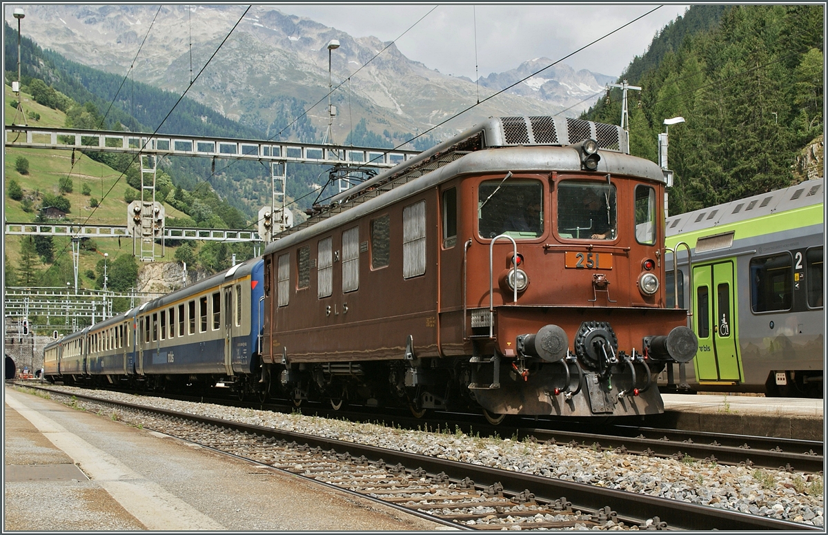 Die 1944 gebaute Ae 4/4 251 der BLS wartet mit einen Extrazug für das  Südrampenfest  anlässlich des Jubiläums  100 Jahre BLS  in Goppenstein auf die Abfahrt.
7. Sept. 2013