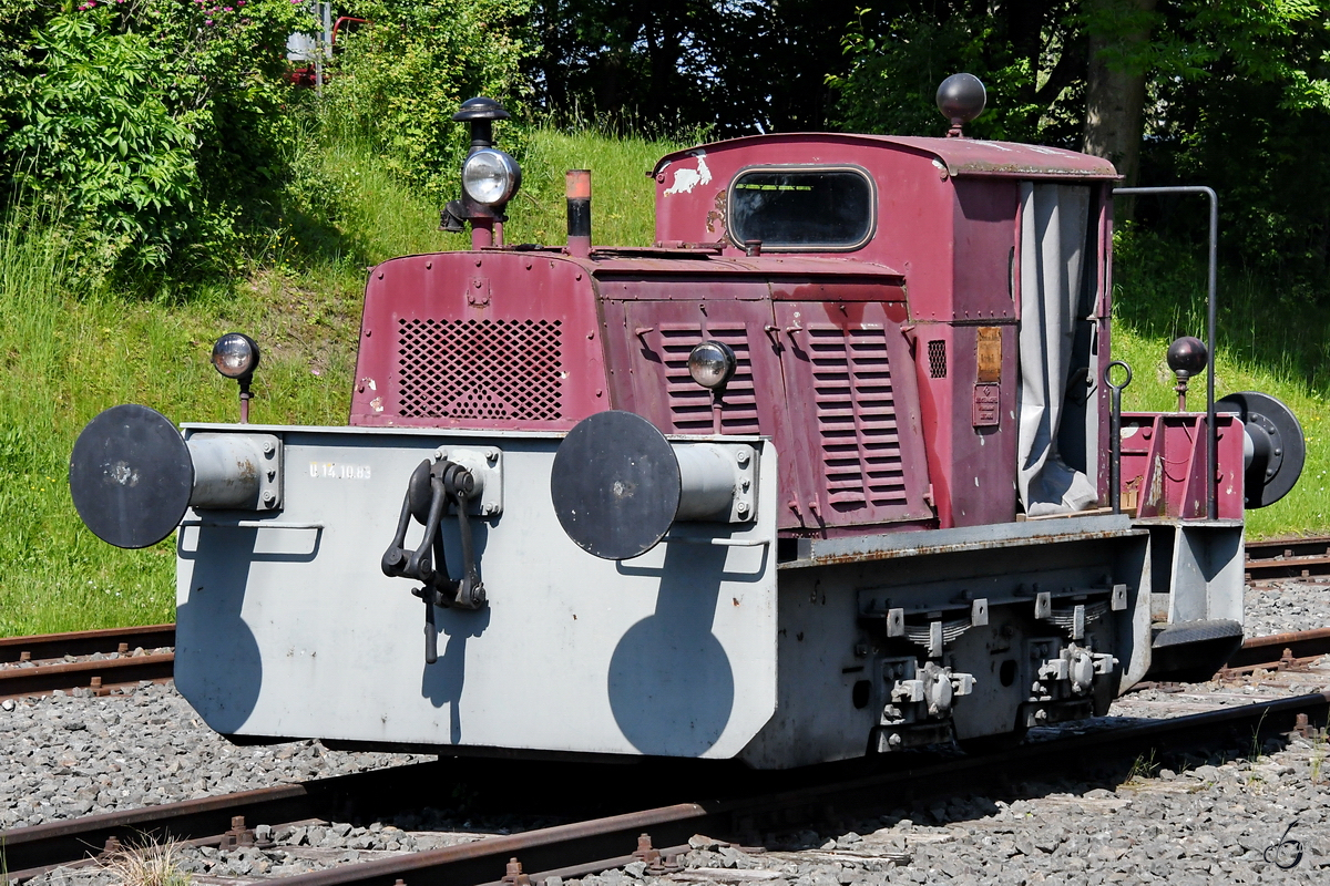 Die 1951 von Orenstein & Koppel gebaute Schmalspur-Diesellokomotive  25 118 , Typ MV4a wurde 1968 auf Normalspur umgerüstet. (Dampflokomotiv-Museum Neuenmarkt-Wirsberg, Juni 2019)