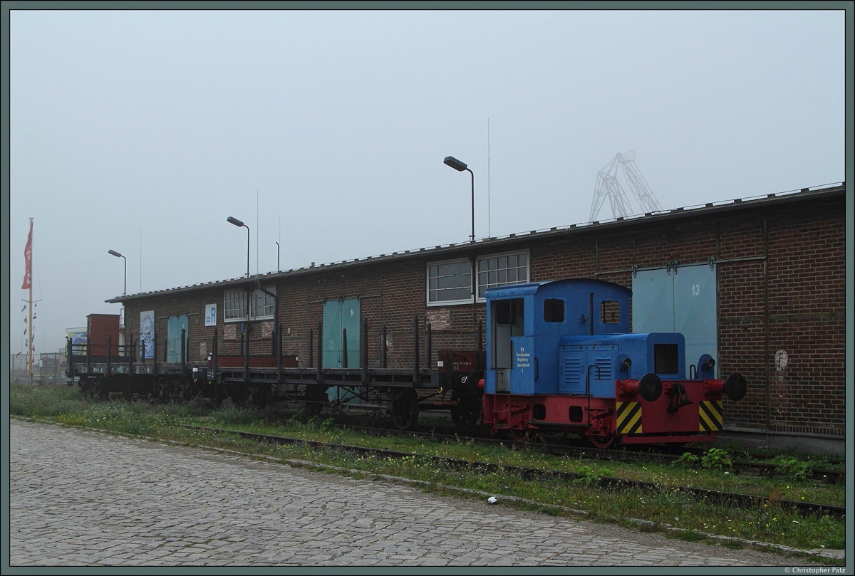 Die 1952 gebaut N2 der Magdeburger Eisenbahnfreunde war als Lok 1 beim VEB Fleischkombinat Magdeburg im Einsatz. Am 12.09.2015 steht sie mit 2 Rungenwagen im Magdeburger Handelshafen.