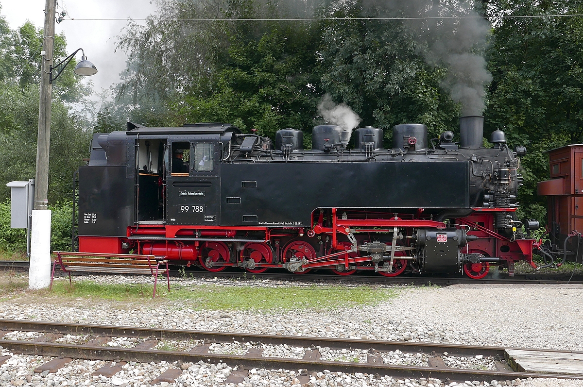Die 1956 von LKM in Babelsberg gebaute 99 788 steht mit ihren Wagen kurz vor der Abfahrt nach Ochsenhausen am 10.09.2017 in Warthausen.