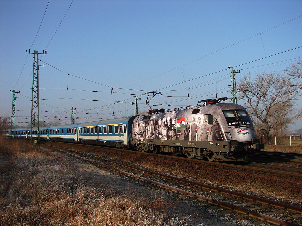 Die 1956er Jubileumslok MÁV 470 001 mit dem Avala EC bei der Durchfahrt in Komárom.
07.12.2016.