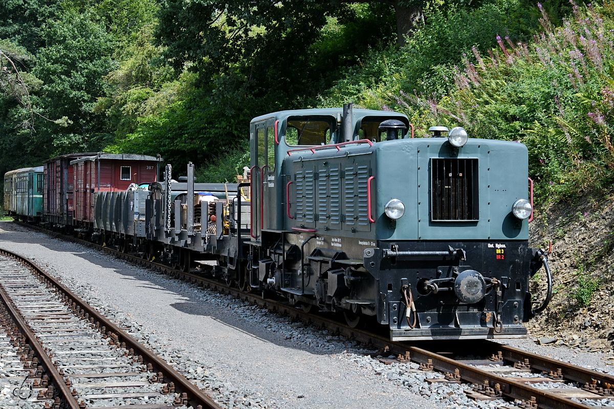 Die 1957 bei Krupp hergestellte V10  Zukunft  wurde vor einen  fiktiven Güterzug  gespannt. (Hüinghausen, Juli 2022)