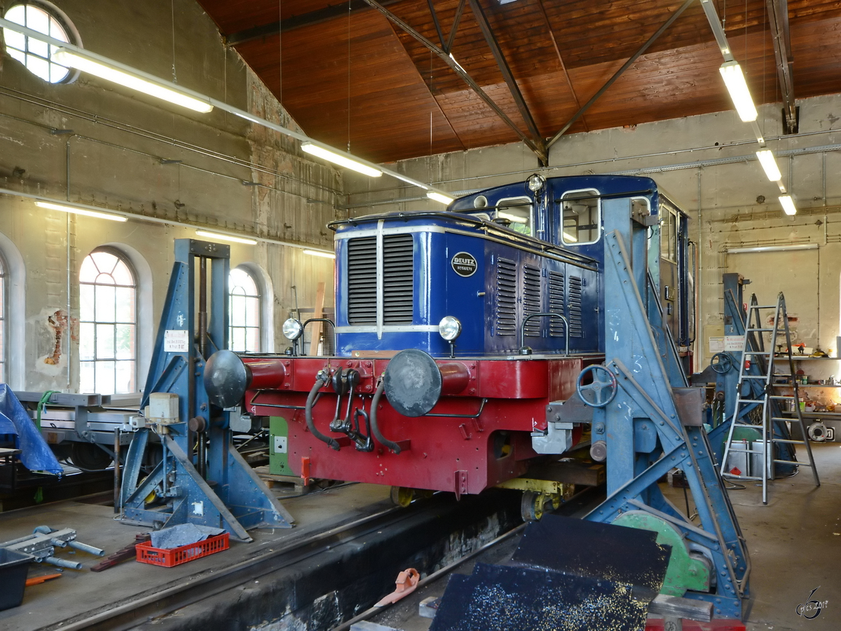Die 1957 gebaute Deutz-Diesellokomotive, Typ A8L 614 R, Nr. 56579 wurde in der Werkstatt des Deutschen Dampflokomotiv-Museum Neuenmarkt-Wirsberg  verarztet . (Juni 2019) 