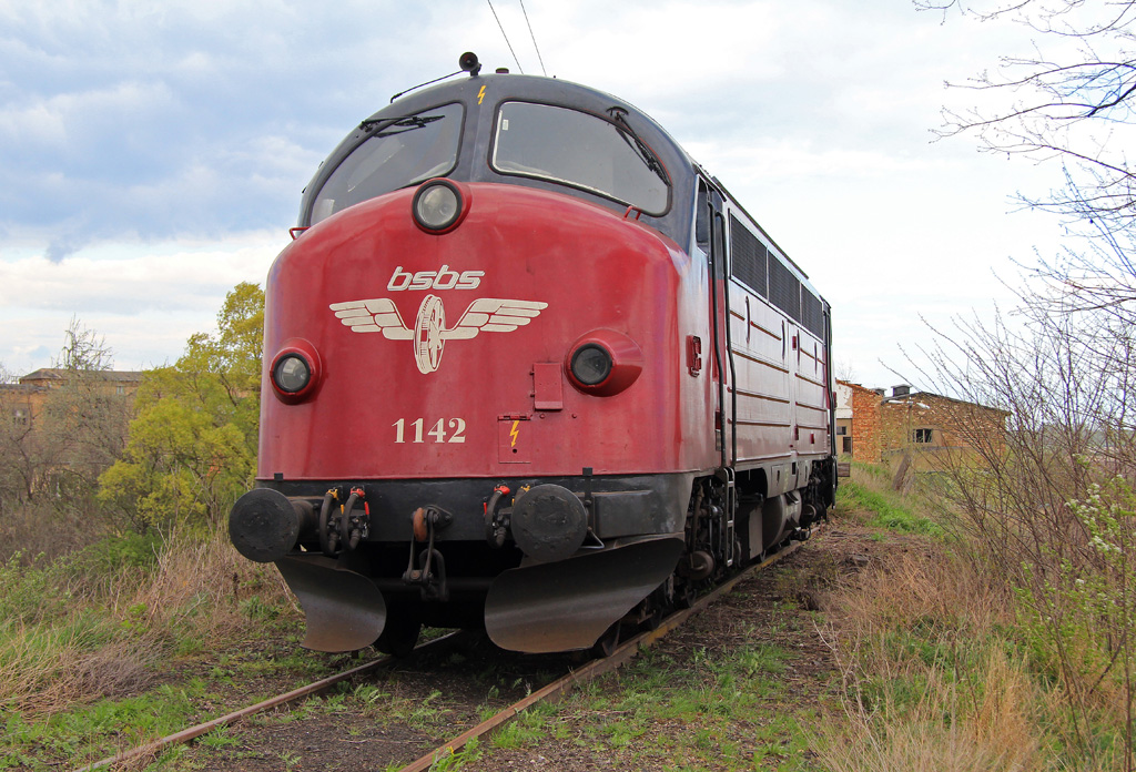 Die 1958 gebaute MY 1142 der Braunschweiger Bahnservice GmbH pausiert am 8.04.2014 auf einem einsamen Abstellgleis im Bahnhof Teutschenthal. 