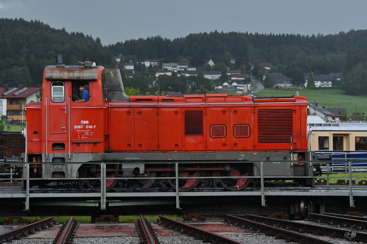 Die 1960 gebaute Diesellokomotive 2067 014-7 wurde Mitte August 2020 auf der Drehscheibe des Lokparks Ampflwang präsentiert.