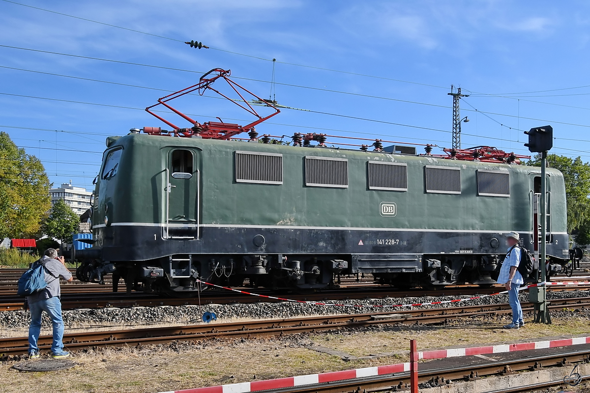 Die 1962 bei Henschel gebaute Elektrolokomotive 141 228-7 ist hier Mitte September 2019 im Eisenbahnmuseum Darmstadt-Kranichstein zu sehen.