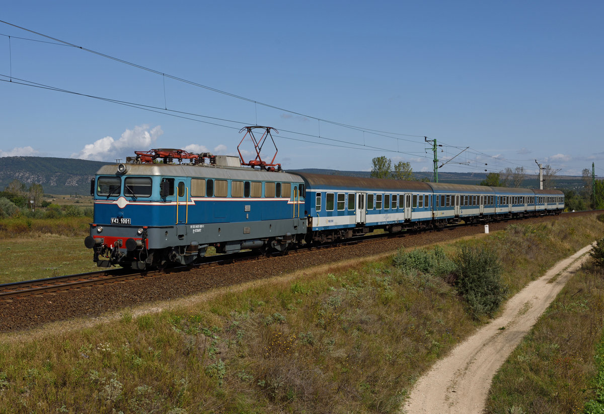 Die 1962 von Ganz-MÁVAG gebaute Mutter aller V43er V43 1001 war am 19. September 2019 mit dem D904 unterwegs, fotografiert bei Öskü.